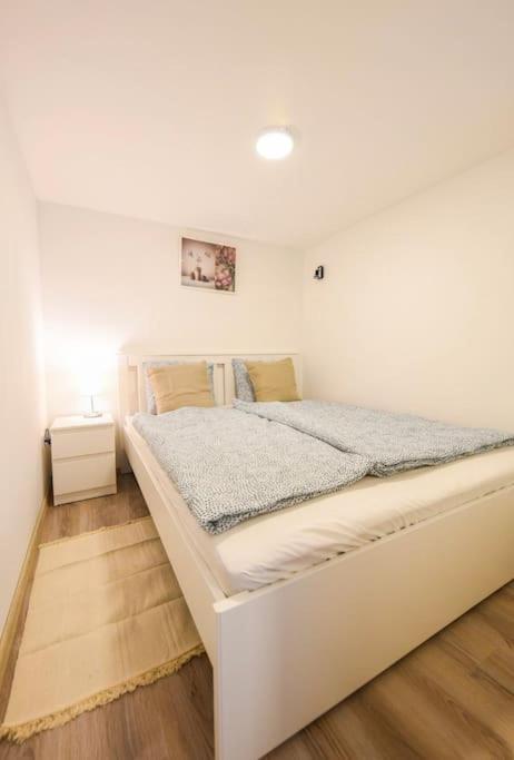 1 Bedroom Flat In Nyar Str., Central Будапеща Екстериор снимка